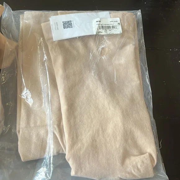 SPANXsculpt™ Seamless Power High-Waisted Mid-Thigh Short - Picture 4 of 5